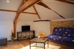 Serreslous-et-ArribansにあるMaison jeanbordeのソファとテーブルのあるリビングルーム