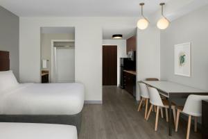 Postel nebo postele na pokoji v ubytování TownePlace Suites by Marriott Anchorage Midtown + 27 fotografií