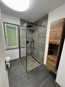 Ransbach-BaumbachにあるGanze Wohnung mit großem Parkplatz-Nähe A3のガラスドア付きのシャワー付きのバスルーム