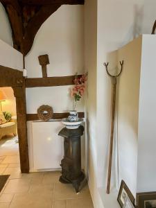 伦布鲁Cottage mit Kamin und Garten, seenah的墙上挂着鲜花的桌子的房间 更多33张照片