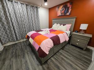 een slaapkamer met een bed met een teddybeer erop bij FlexNestLLC in Indianapolis