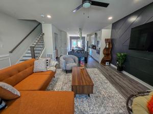 een woonkamer met een bank en een tafel bij FlexNestLLC in Indianapolis