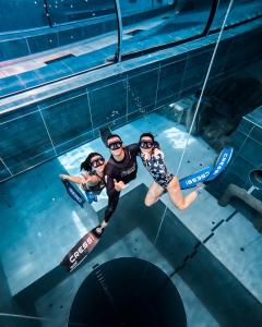 a group of three people in a swimming pool at La Tavernetta delle Terme Euganee in Montegrotto Terme