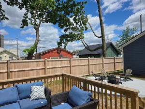 een patio met blauwe stoelen en een hek bij FlexNestLLC in Indianapolis