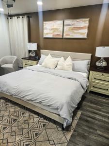 een slaapkamer met een groot wit bed en 2 nachtkastjes bij FlexNestLLC in Indianapolis