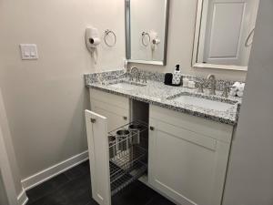 een witte badkamer met 2 wastafels en een spiegel bij FlexNestLLC in Indianapolis +62 foto's
