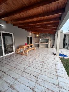 eine Terrasse mit einer hölzernen Pergola in der Unterkunft Quinta Los Barrera in Cañuelas