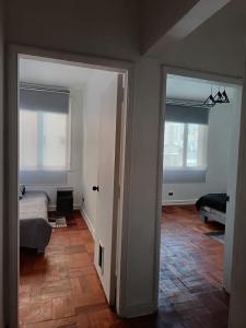 een slaapkamer met een bed en 2 ramen in een kamer bij GuestHouse in Santiago +8 foto's