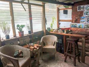 Una televisión o centro de entretenimiento en Roots Casa Rústica 159 fotos más