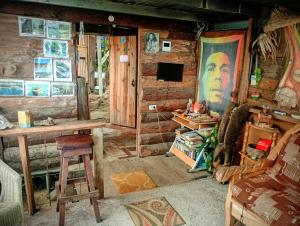 a room with a table and a desk in a cabin at Roots Casa Rústica in Valle Hornito