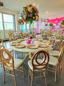 un comedor con mesas, sillas y flores en Hotel Fenix, en Cúcuta 18 fotos más