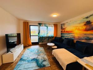 Spacious 72 sqm Moselblick apartment & top connection في ترير: غرفة معيشة مع أريكة زرقاء وتلفزيون