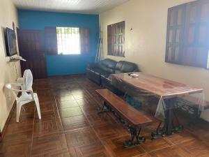 ein Wohnzimmer mit Sofa und Tisch in der Unterkunft Casa Confortavel em balneario Alter do Chão Santarem Pará in Santarém + 3 Fotos