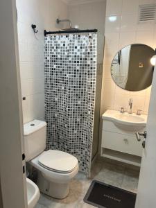 a bathroom with a toilet and a sink and a mirror at Monoambiente lujoso en Cañitas! in Buenos Aires +6 photos
