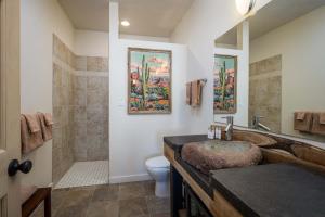 een badkamer met wastafel en douche bij Hideaway in the Heart of Downtown Moab in Moab