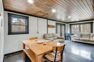 ein Wohnzimmer mit einem Holztisch und Stühlen in der Unterkunft Chène Cottage Near Burr Oak Lake and Trailheads! in Bishopville