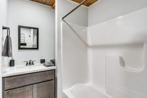 ein weißes Badezimmer mit Waschbecken und Dusche in der Unterkunft Chène Cottage Near Burr Oak Lake and Trailheads! in Bishopville + 23 Fotos