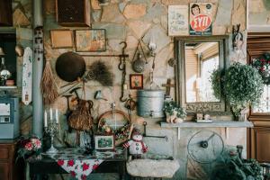 Cette chambre est dotée d'un mur en pierre avec une table et un miroir. dans l'établissement Kyperounta Retreat, à Kyperoúnta