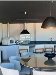 a kitchen with a table and chairs and a stove at Studio Luxuoso vista Mar in Salvador
