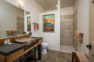 een badkamer met een wastafel, een toilet en een douche bij Downtown Hideaway in the Heart of Moab in Moab