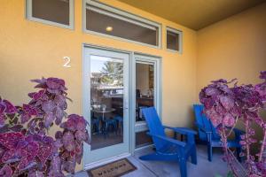 een kamer met twee blauwe stoelen en een glazen deur bij Downtown Hideaway in the Heart of Moab in Moab +8 foto's