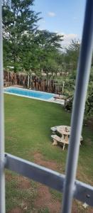 Vista de una mesa de picnic y una piscina en Casa de Amigos - Chañar, en Santa Rosa de Calamuchita