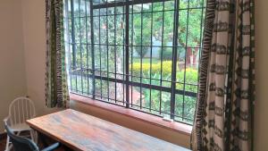 Μπαλκόνι ή βεράντα στο BnB chez Joep - Larger Guestroom Garden View - 8 min from UN