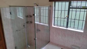 Ένα μπάνιο στο BnB chez Joep - Larger Guestroom Garden View - 8 min from UN