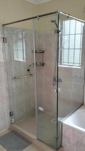 Ένα μπάνιο στο BnB chez Joep - Larger Guestroom Garden View - 8 min from UN