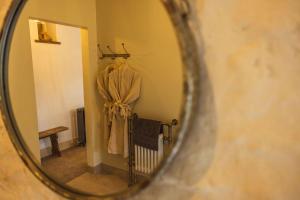 KellyにあるThe Shipponの壁にローブが掛かっている廊下を映す鏡