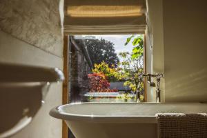 KellyにあるThe Shipponの窓のある浴室の浴槽