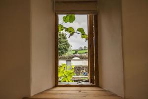 KellyにあるThe Shipponの庭が見える開いたドア