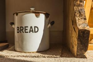 KellyにあるThe Shipponの「パン」と書かれたバケツ