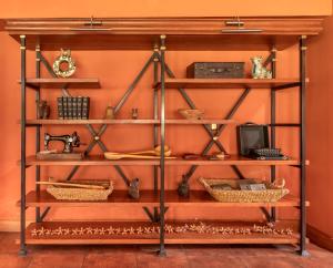 een plank met verschillende items op het in een kamer bij Hotel La Casona De Yucay Valle Sagrado in Urubamba