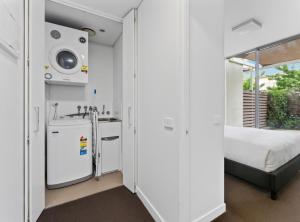 een kleine slaapkamer met een bed en een wastafel bij Tranquil 1-Bed Apartment with Courtyard, Pool, BBQ in Phillip