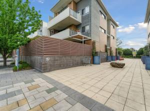 een groot appartementencomplex met een patio ervoor bij Tranquil 1-Bed Apartment with Courtyard, Pool, BBQ in Phillip