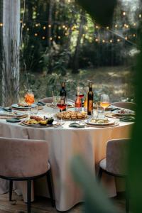 Nápoje v ubytování Rezydencja na Wzgórzu w zielonym sercu Łodzi przy Parku Krajobrazowym Ruda Wiilowa