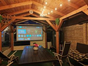 TV a/nebo společenská místnost v ubytování Wellness Chata Tatry