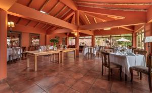 een restaurant met tafels en stoelen in een kamer bij Hotel La Casona De Yucay Valle Sagrado in Urubamba