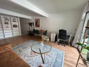 Χώρος καθιστικού στο 2 Private Bedroom in a Shared 3 Bedroom Condominum