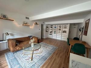 Χώρος καθιστικού στο 2 Private Bedroom in a Shared 3 Bedroom Condominum