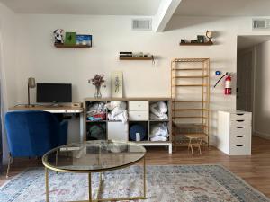 Μια τηλεόραση ή/και κέντρο ψυχαγωγίας στο 2 Private Bedroom in a Shared 3 Bedroom Condominum