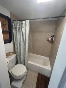 Ένα μπάνιο στο 2 Private Bedroom in a Shared 3 Bedroom Condo