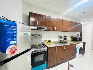 Kuchyň nebo kuchyňský kout v ubytování RAK Central Studio