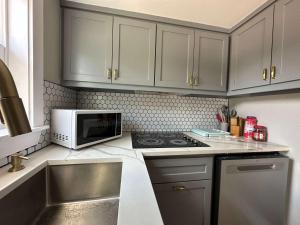 Una cocina o cocineta en 2 Private Bedroom in a Shared Tiny Home