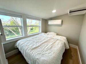 Ένα ή περισσότερα κρεβάτια σε δωμάτιο στο 3 Private Bedroom in a Shared Tiny Home