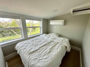 Ένα ή περισσότερα κρεβάτια σε δωμάτιο στο 3 Private Bedroom in a Shared Tiny Home +15 φωτογραφίες