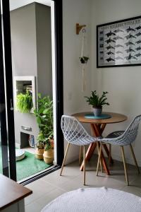 une salle à manger avec une table et deux chaises dans l'établissement Apartamento Mar Doce Lar, à Florianópolis