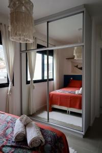 une chambre avec un miroir et un lit dans l'établissement Apartamento Mar Doce Lar, à Florianópolis