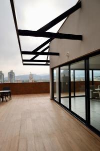 un balcon vide d'un bâtiment avec toit dans l'établissement Apartamento Mar Doce Lar, à Florianópolis